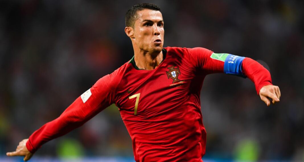 Encore un autre record pour Ronaldo ! Cristiano Ronaldo portant le maillot du Portugal en pleine action.