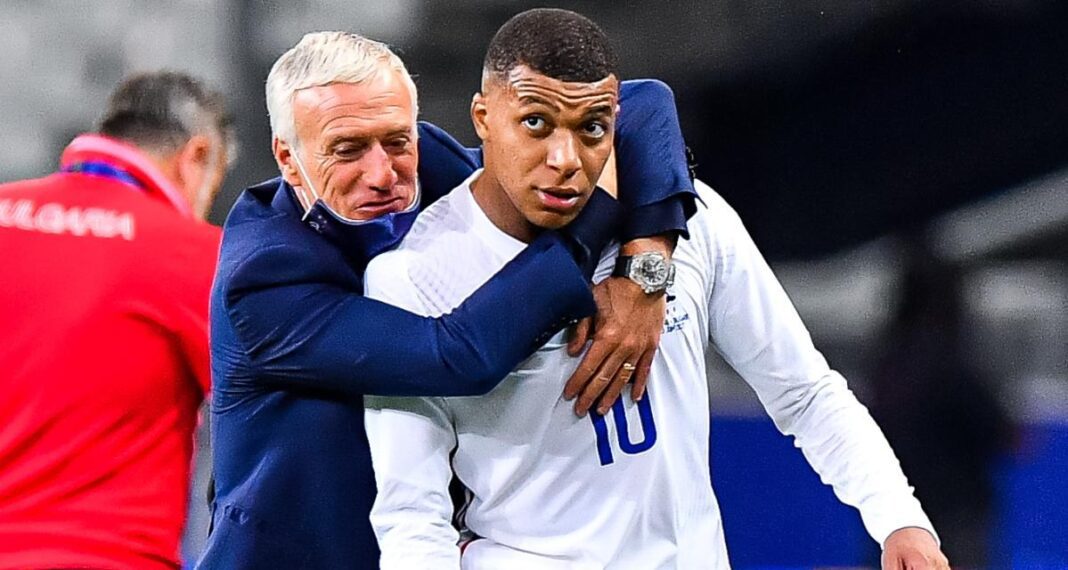 Équipe de France : Deschamps a tranché. Mbappé, nouveau capitaine des Bleus Kylian Mbappé avec Didier Deschamps, nouveau capitaine de l'équipe de France.