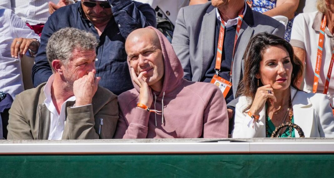 Zidane à Paris ! Zidane à Paris avec des fans lors d'un événement sportif.