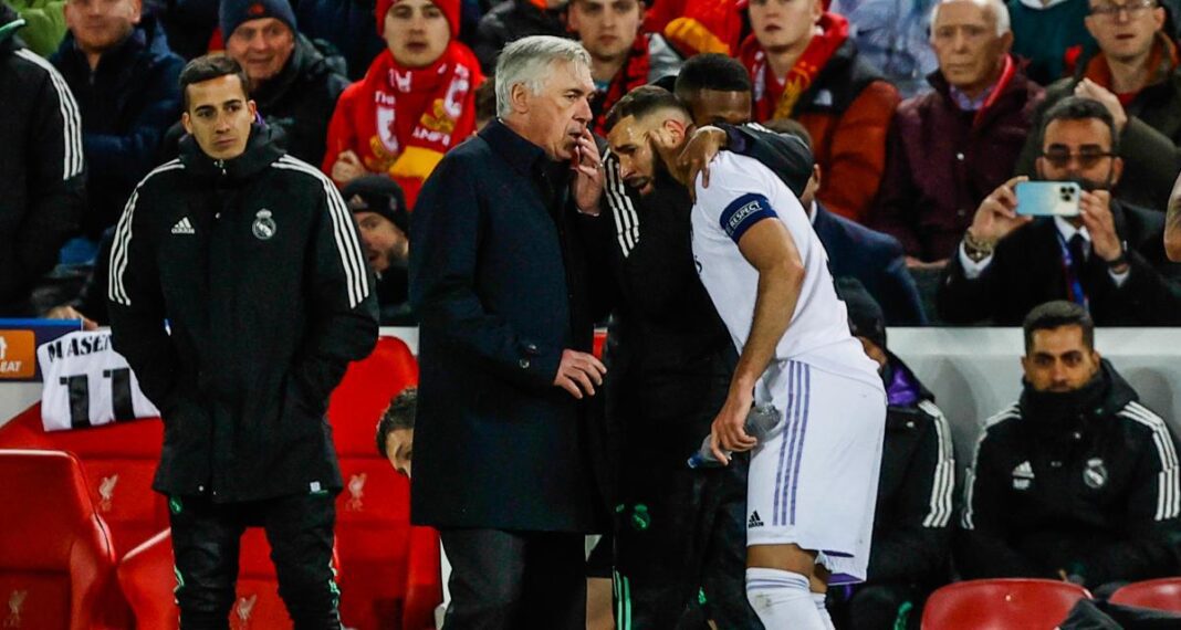 Benzema en grand danger ! Karim Benzema en difficulté lors d'un match de football intense.