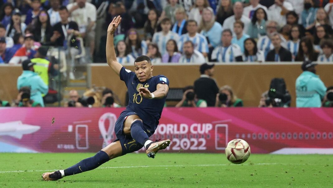 Kylian Mbappé lors d'un match de football Kylian Mbappé en action lors d'un match de football international.