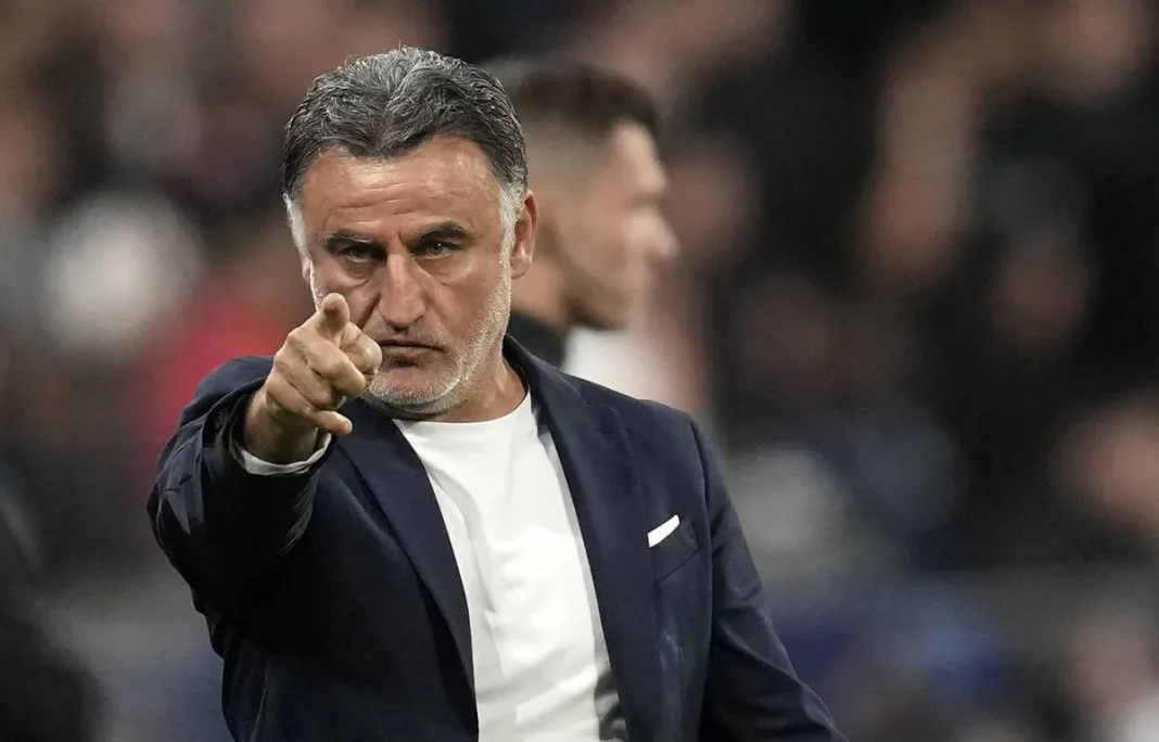 L’entraîneur du PSG Christophe Galtier fixé sur son sort ! Christophe Galtier pointant du doigt lors d'un match du PSG.