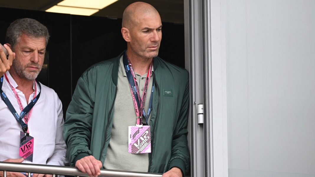 Le PSG se rapproche encore plus de Zidane Homme regardant par la fenêtre lors d'un événement sportif ou professionnel.