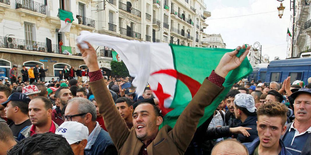 Paris : une manifestation de soutien au pouvoir algérien se transforme en une attaque contre le Maroc et son souverain Manifestants à Paris brandissant un drapeau algérien lors d'une manifestation.