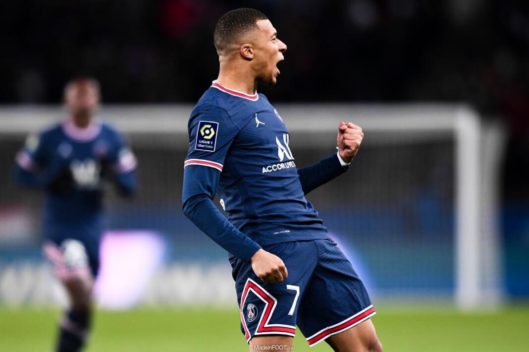 Kylian Mbappé célèbre sa performance Kylian Mbappé en action lors d'un match de football avec le PSG.