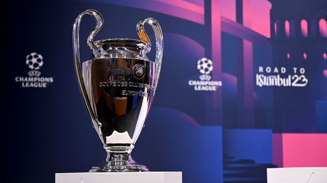 Tirage au sort de la ligue des champions : Enorme choc Manchester City – Bayern Munich en quarts de finale Trophée de la Ligue des Champions devant un fond de stade.