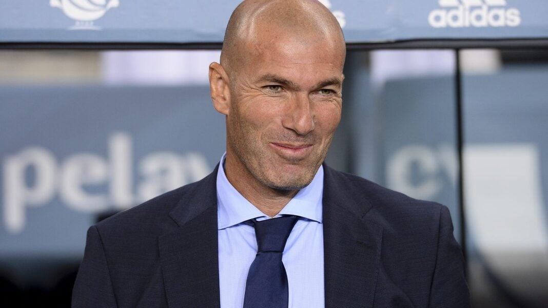 Zidane, Enfin la grande annonce sur son avenir Zidane souriant lors d'une conférence de presse sportive.