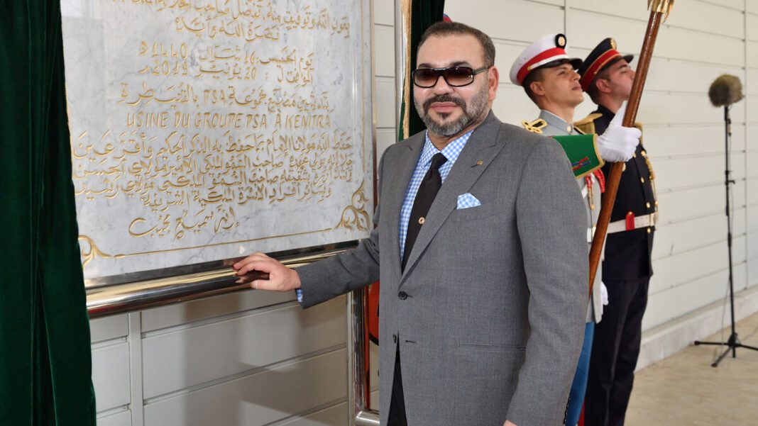 Chantage au roi du Maroc : les deux journalistes français écopent d’un an de prison avec sursis Homme en costume gris et lunettes de soleil lors d'une cérémonie officielle.