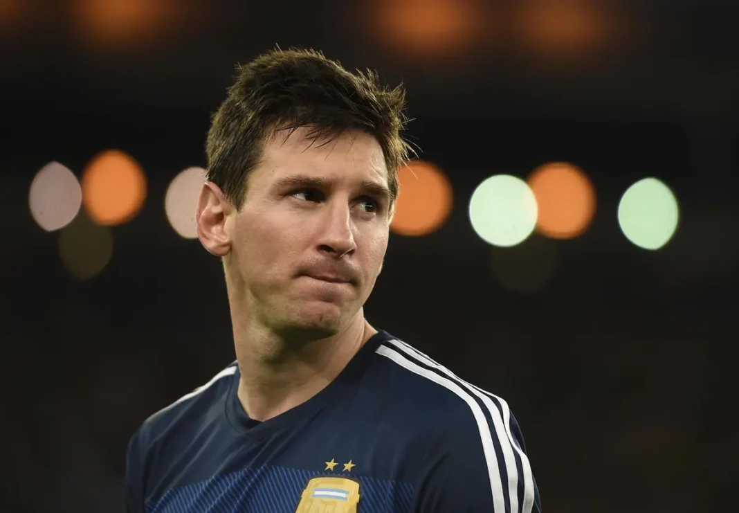 Argentine. Messi menacé de mort Lionel Messi en maillot argentin, concentré sur le jeu.
