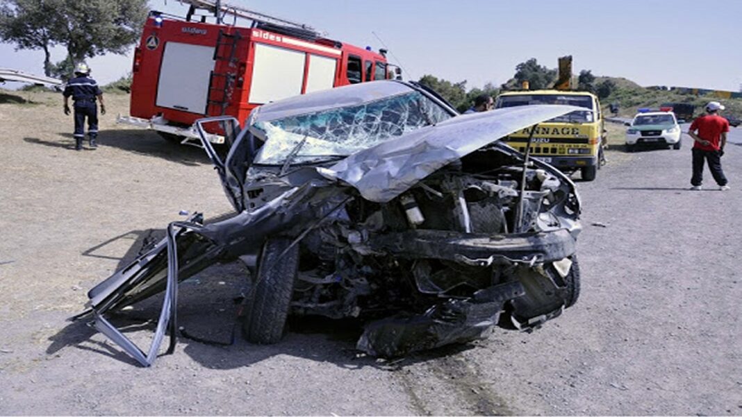 Accidents en Algérie : Quand l’imprudence des chauffards fait des décès en cascade. Vigilance !! Voiture accidentée avec débris et secours sur place en Algérie.