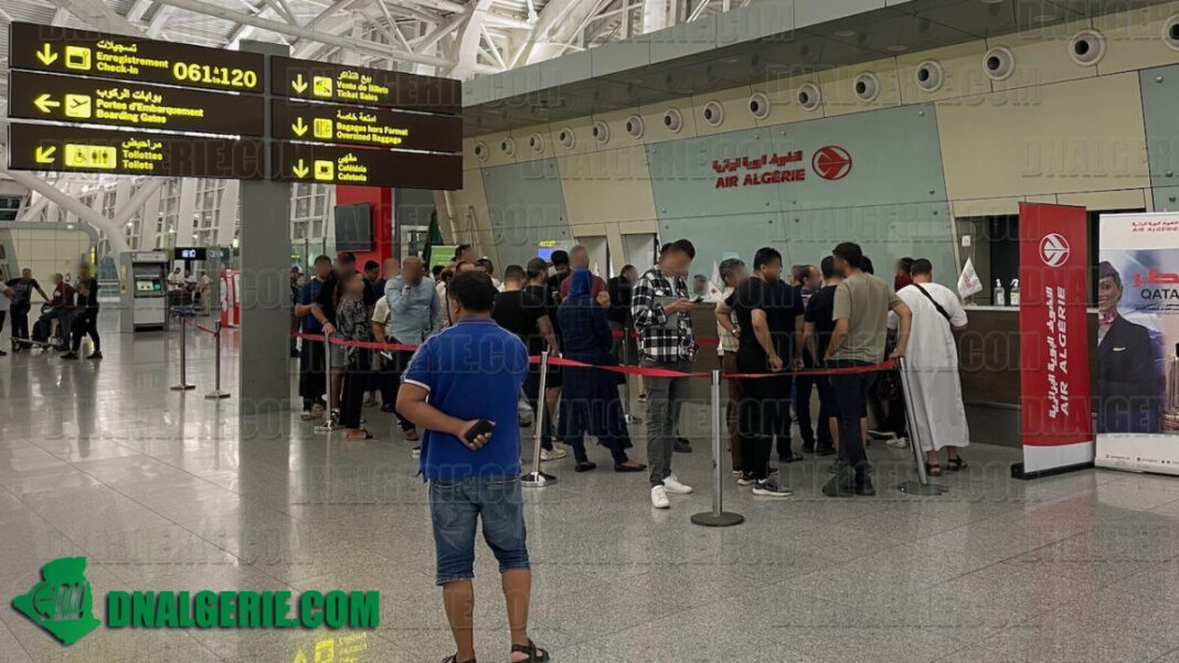 Voici les nouvelles restrictions appliquées par l’aéroport d’Alger Passagers faisant la queue à l'aéroport d'Alger sous restrictions.