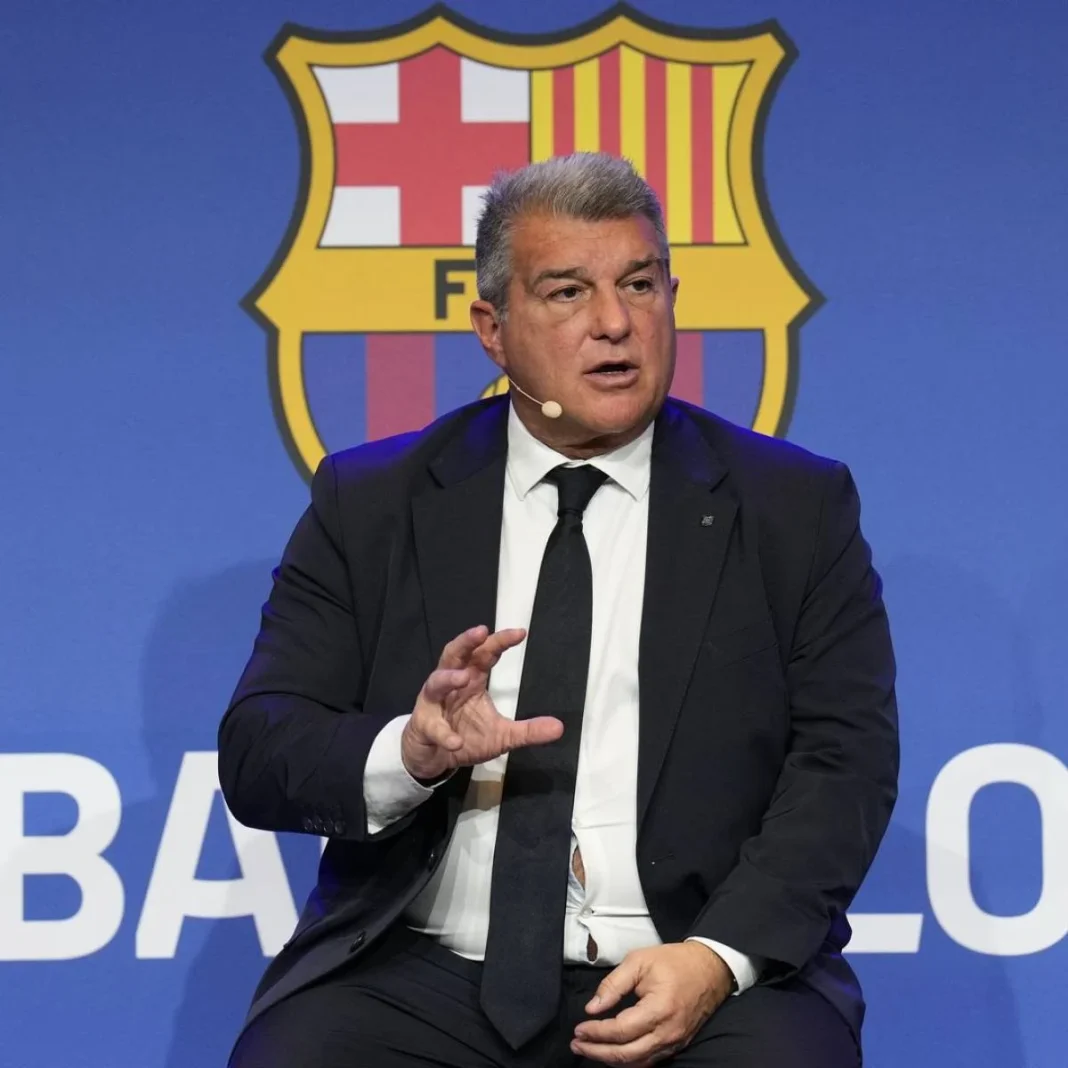 Conférence FC Barcelone et UEFA Homme en costume noir parlant lors d'une conférence sportive.