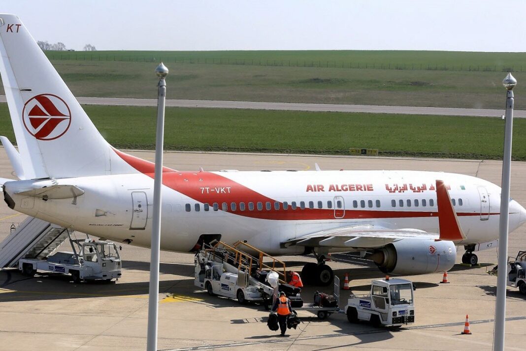 Avion Air Algérie avec logo rouge, stationné à l'aéroport.