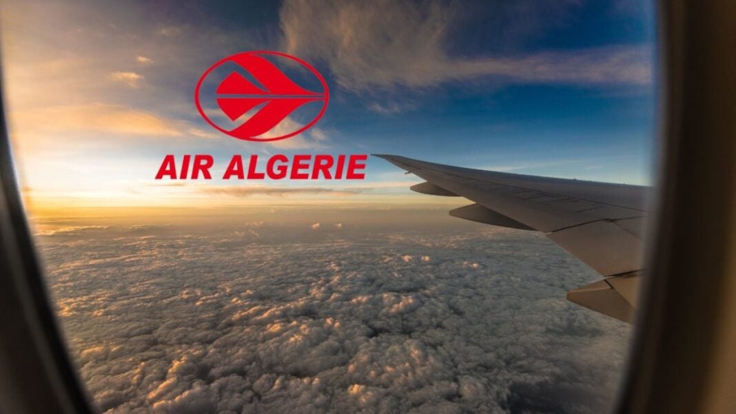 Air Algérie en vol au coucher du soleil Vue depuis un avion Air Algérie avec coucher de soleil et nuages.