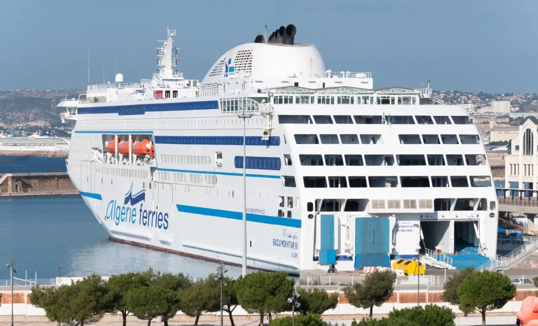 Ferry Algérie Ferries à Paris, port avec bateau de croisière.