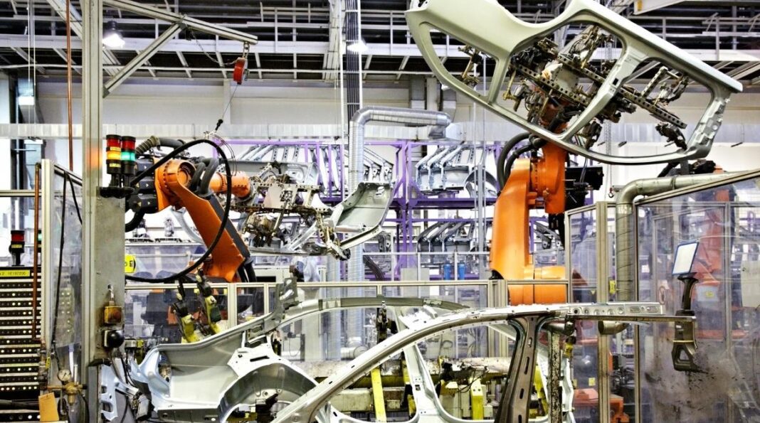 Dix pays africains les plus industrialisés : l’Algérie absente Robots industriels assemblant des voitures dans une usine moderne.