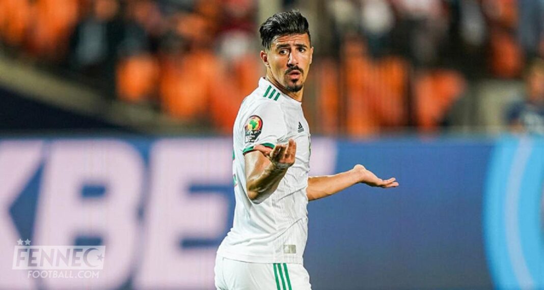 Baghdad Bounedjah en action lors d'un match Baghdad Bounedjah en pleine action sur le terrain de football.
