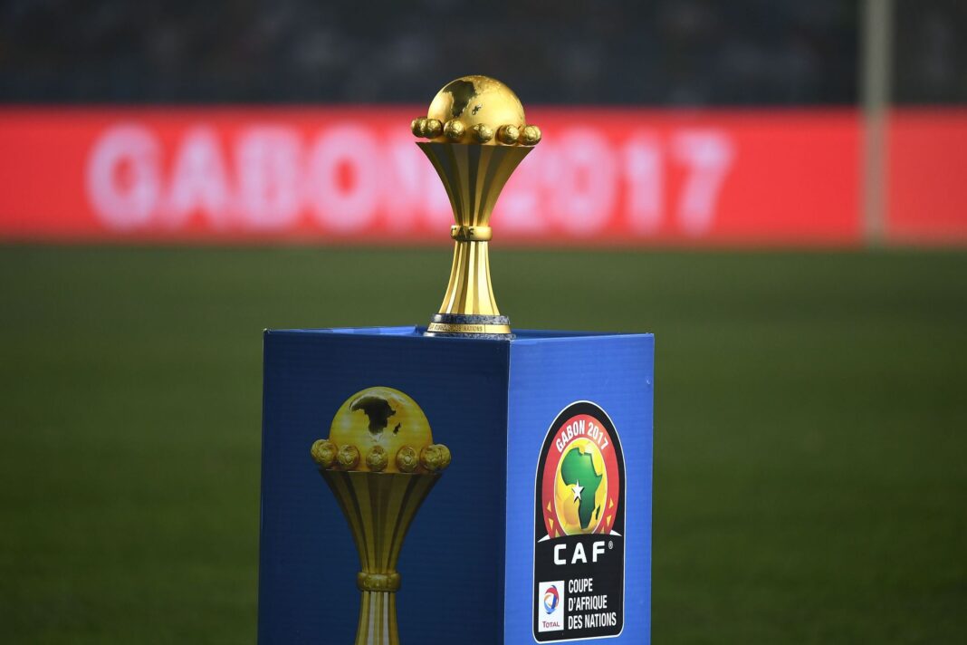 CAN 2023 : Voici les dates de la phase finale Trophée de la CAN 2023 sur un podium au stade.
