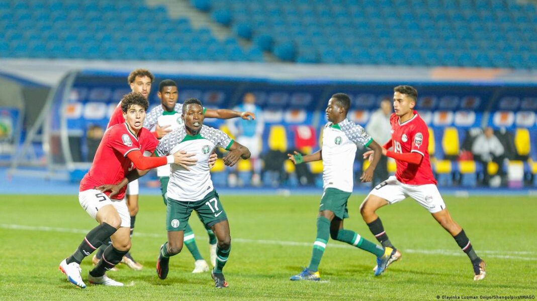 Scandale-CAN U20 : l’Egypte crie à la fraude sur l’âge Jeunes joueurs de football en action lors d'un match international.