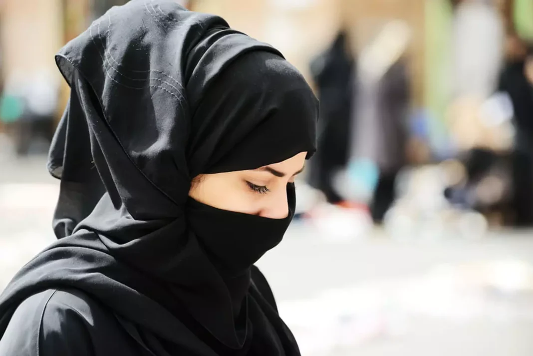 Aéroport de Paris: une jeune fille recalée pour avoir porté un « Hijab » Jeune femme portant un hijab noir dans un espace public.
