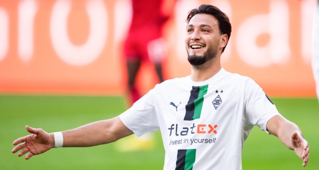Coup de Tonnerre ! Ce joueur des Fennecs déclare avoir été sacrifié par Djamel Belmadi face au Niger Footballeur algérien souriant lors d'un match de football.