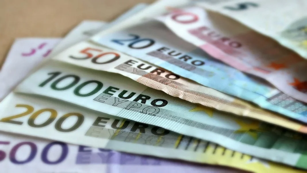 banque et au marché noir : Taux de change du dinar Algérien face aux devises ce 25 mars Billets en euros de différentes denominations, symboles de devises internationales.