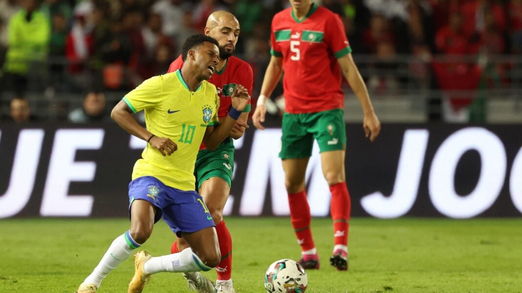 Victoire du Brésil contre le Maroc Match de football entre le Brésil et le Maroc avec célébration.