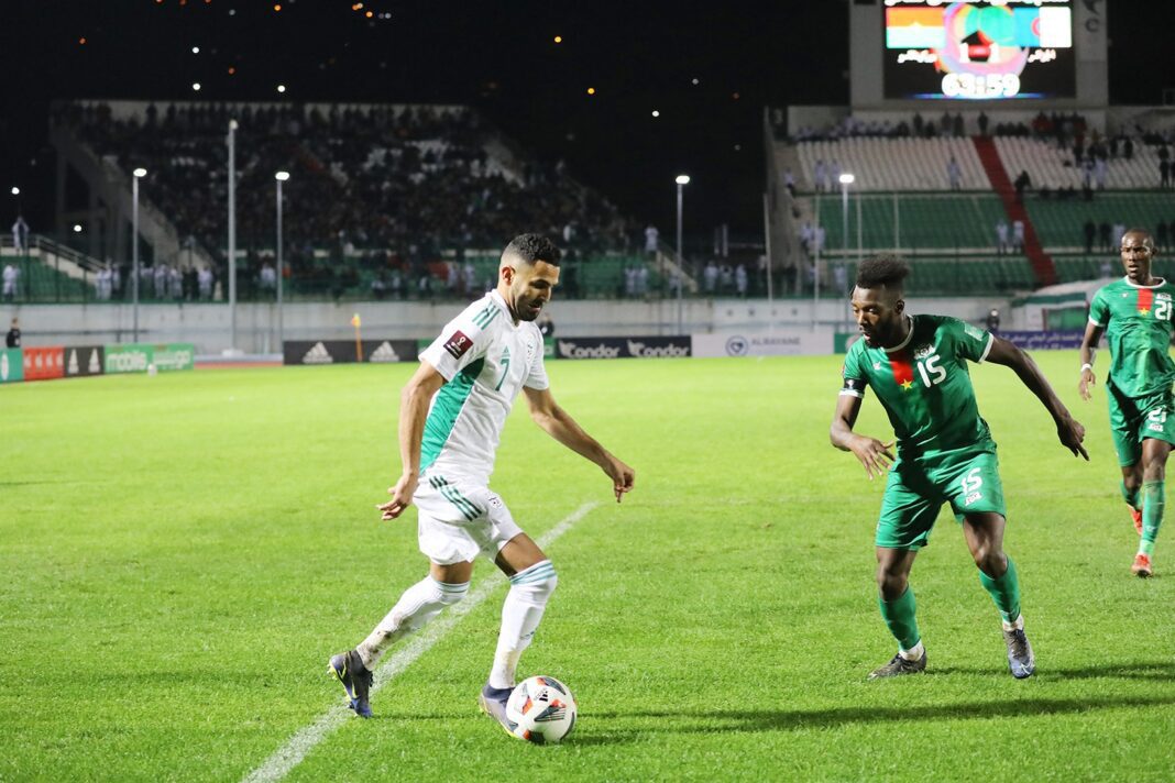 Coup de Tonnerre ! Des joueurs professionnels algériens ploient sous le joug de la faim Joueur algérien en action lors d'un match de football nocturne.
