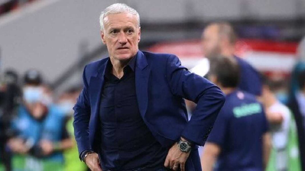 Didier Deschamps en équipe de France Didier Deschamps, entraîneur de l'équipe de France, sur le terrain.
