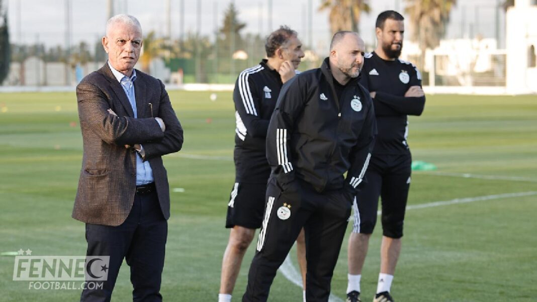 Equipe d’Algérie : encore un nouveau renfort pour Belmadi Entraîneurs et joueurs de l'équipe d'Algérie lors d'une séance d'entraînement.
