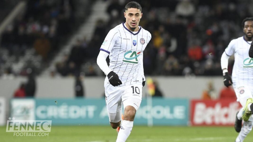 Équipe d’Algérie : Fares Chaibi fait des déclarations inespérées, et agite la toile Fares Chaibi, joueur de football algérien, en pleine action sur le terrain.