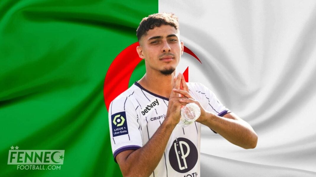 Officiel ! Farès Chaïbi fait son choix entre l’Algérie et la France Farès Chaïbi avec le drapeau algérien en arrière-plan.