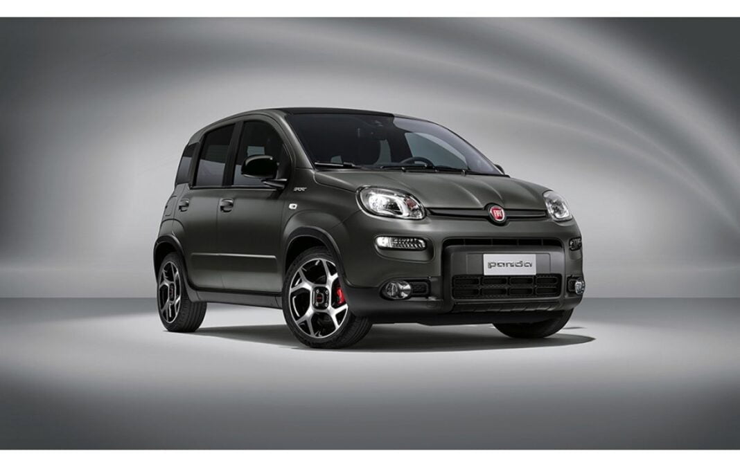 Fiat Panda noire en studio, vue de face et de côté.