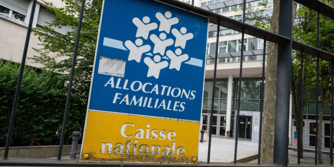 Signes d'allocations familiales en France Panneau d'allocations familiales à l'extérieur d'une agence en France.