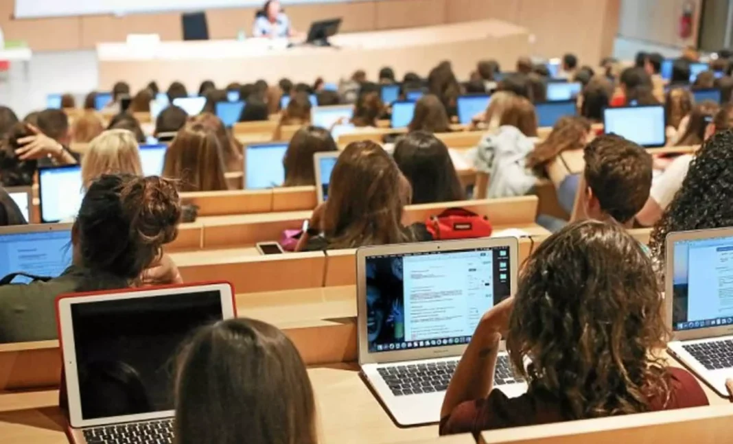 France : Les étudiants algériens et marocains ploient sous le joug de la discrimination Étudiants algériens et marocains utilisant des ordinateurs en classe.