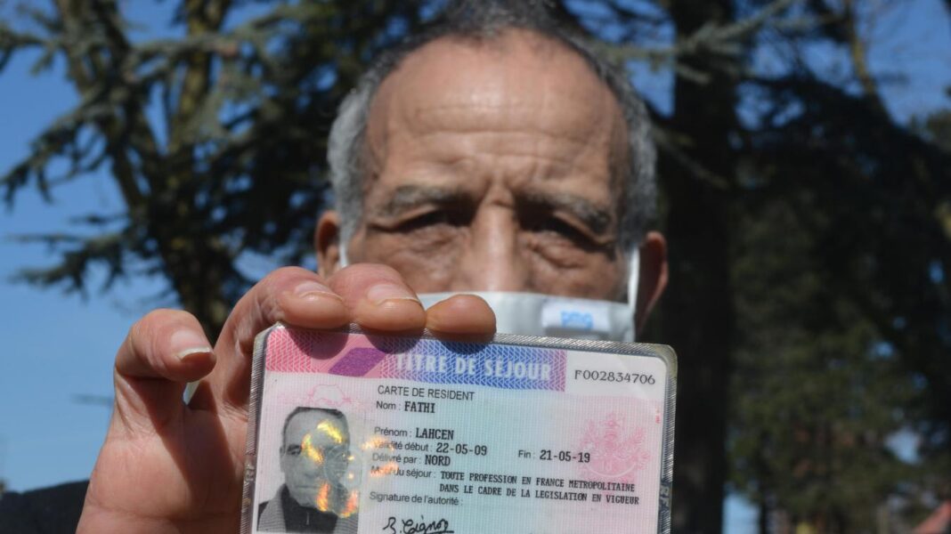 France ! Les retraités chibanis vivent un calvaire sans précédent. Le vase enfin débordé. Homme âgé tenant une carte d'identité, visage sérieux, arrière-plan naturel.