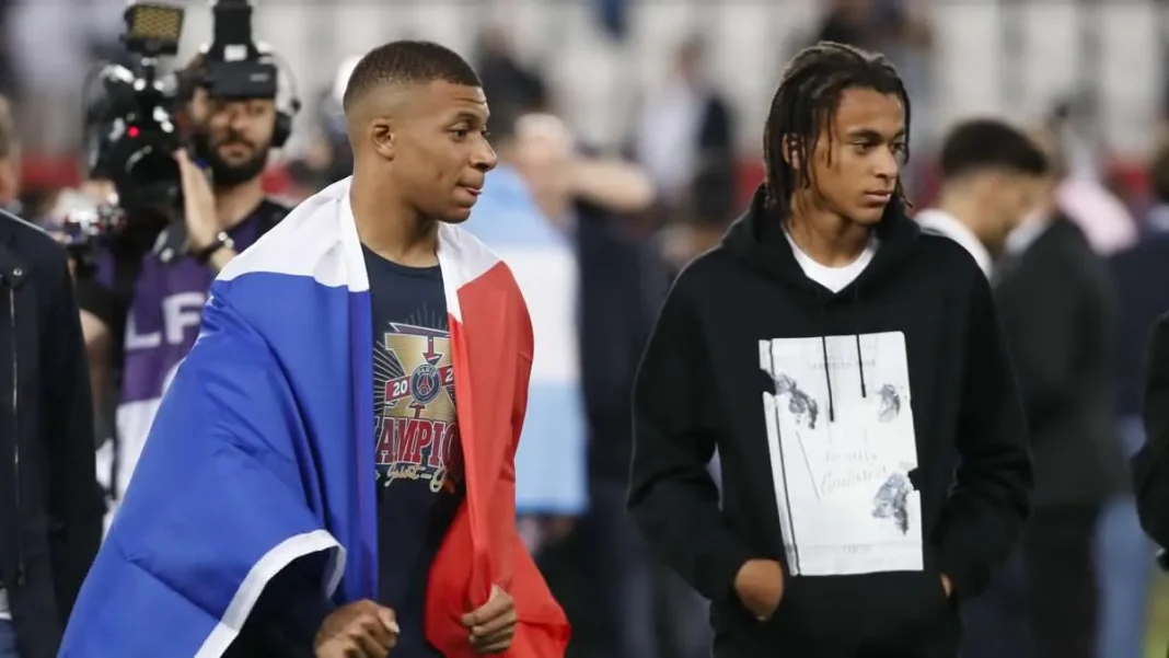 Algérie Cameroun France : Ethan Mbappé souhaite jouer pour…. Ethan Mbappé avec un drapeau français lors d'une compétition.