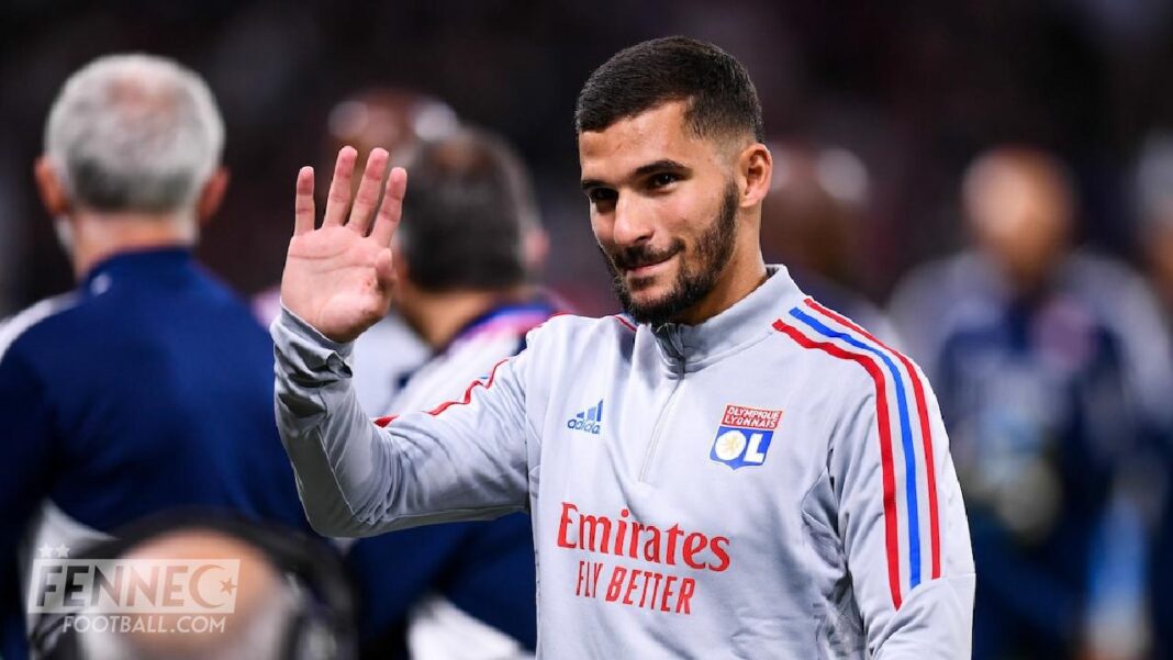 Houssem Aouar dans le viseur d’un autre club Anglais Houssem Aouar saluant le public lors d'un match de football.