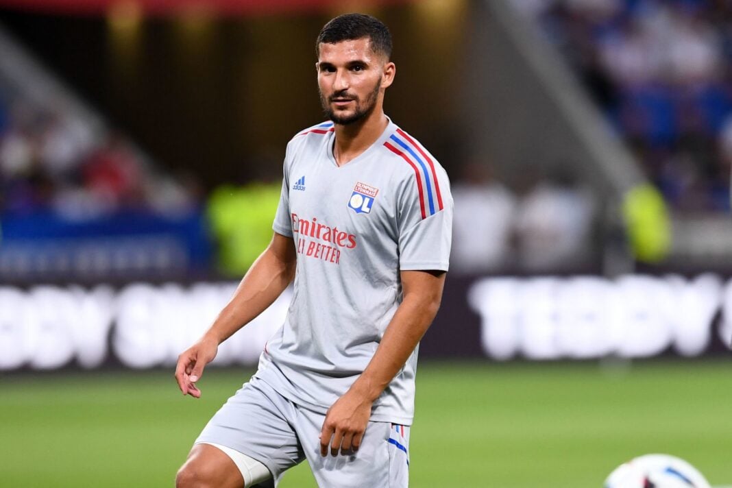 Houssem Aouar joueur de football en action sur le terrain.