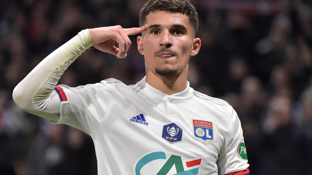 Exclusif ! Ce club veut s’offrir les services de Houssem Aouar Houssem Aouar célébrant avec un geste de victoire lors d'un match.