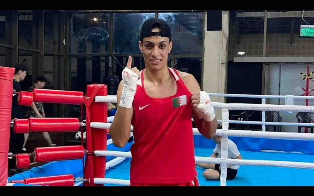 Mondiaux de boxe : Une algérienne accuse deux pays de complot, après avoir été disqualifiée en raison de son taux élevé de testostérone Boxeuse algérienne dans un ring de boxe, portant un maillot rouge et un bonnet noir.