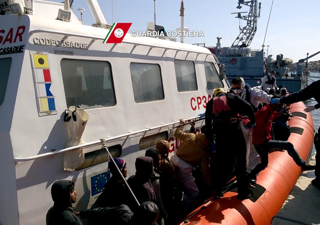 Immigration clandestine : l’Union Européenne est impatiente d’expulser les migrants illégaux. Secours de migrants en Méditerranée par la Guardia Costiera.
