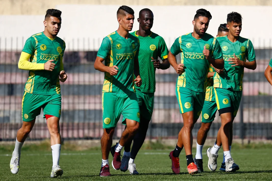 Incroyable ! En Algérie, un club français veut investir en Kabylie Jeunes joueurs de football en entraînement sur le terrain en Algérie.