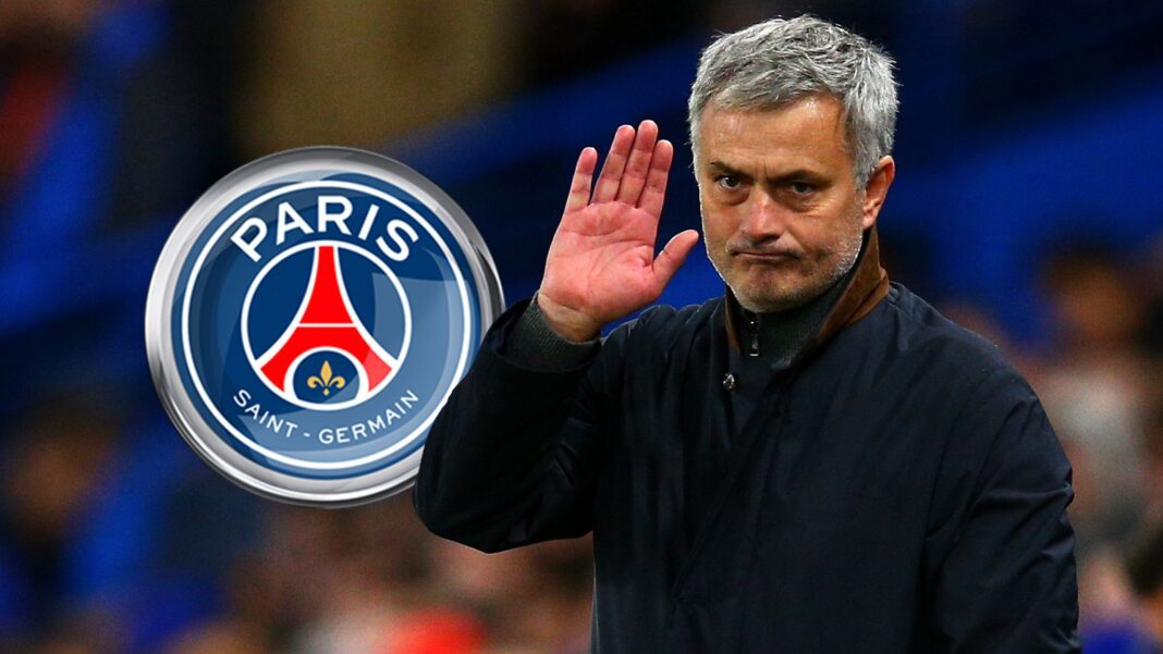 José Mourinho saluant lors d'un match du PSG.