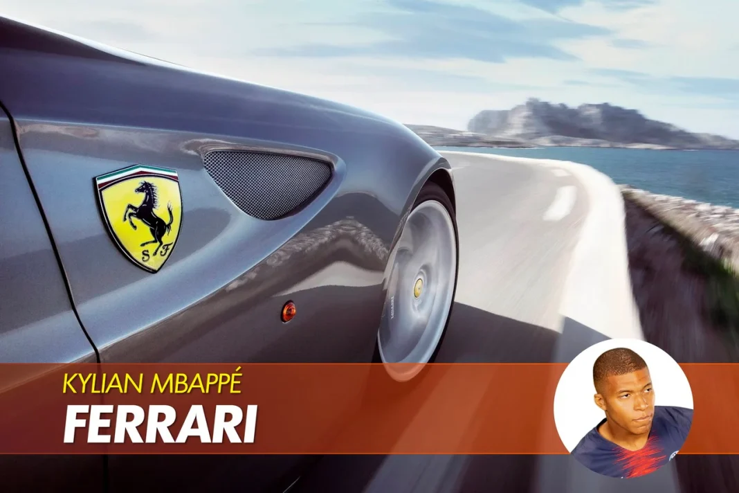 Voiture Ferrari noire en déplacement rapide sur une route côtière.