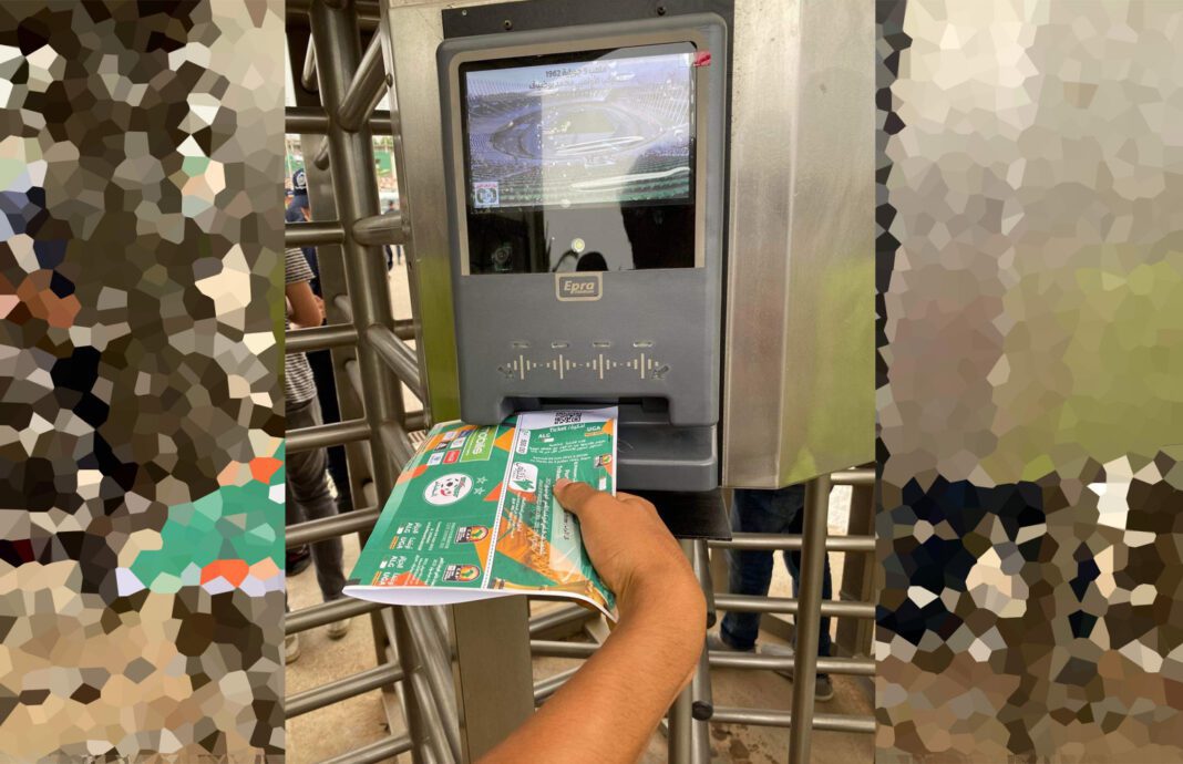 Match Algérie-Niger : La plateforme Tadkirati s’ouvre à vous pour l’achat de billets A person using a ticket vending machine for match tickets.