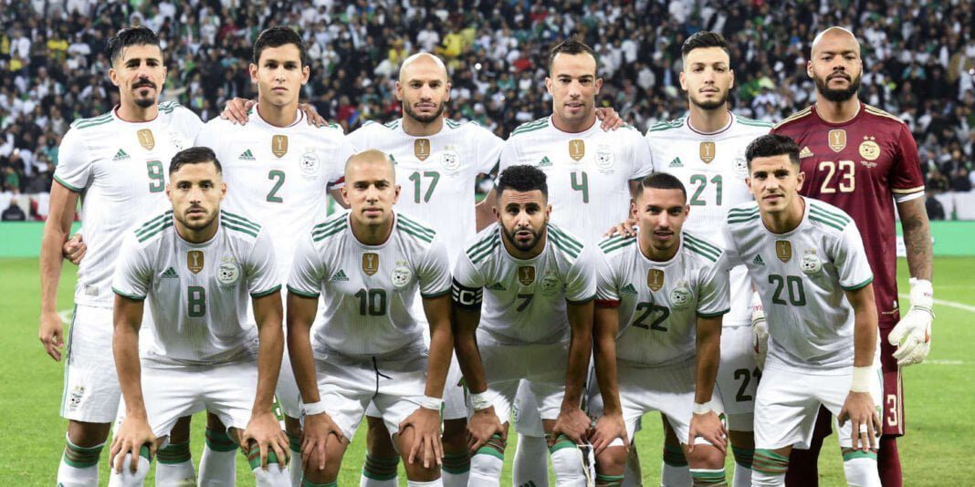 Groupe de joueurs de football algériens en équipe nationale.
