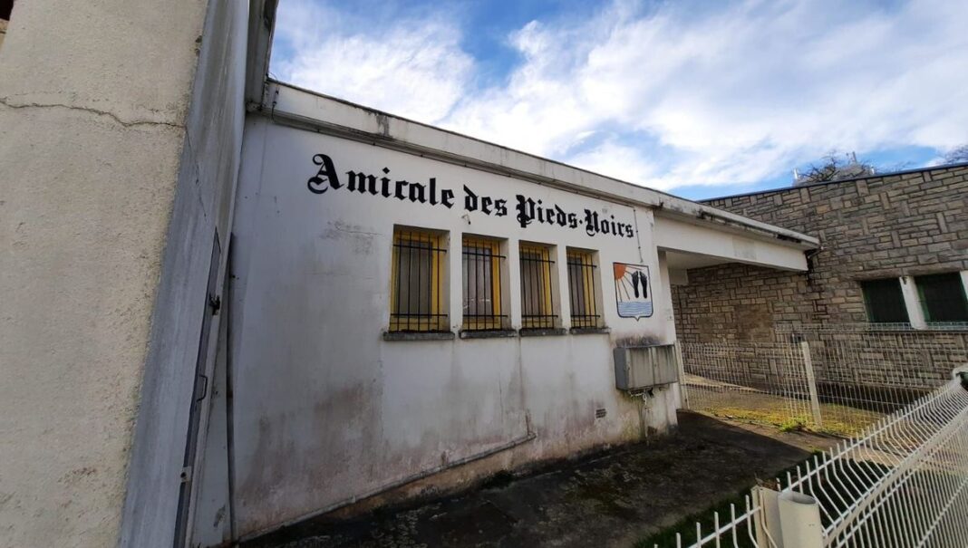 Nostalgique ! « On en a pas trop parlé à nos enfants » a déclaré le président de l’Amicale des rapatriés d’Algérie à Mourenx. Bâtiment de l'Amicale des Pieds-Noirs à Mourenx avec fenêtres grillagées.