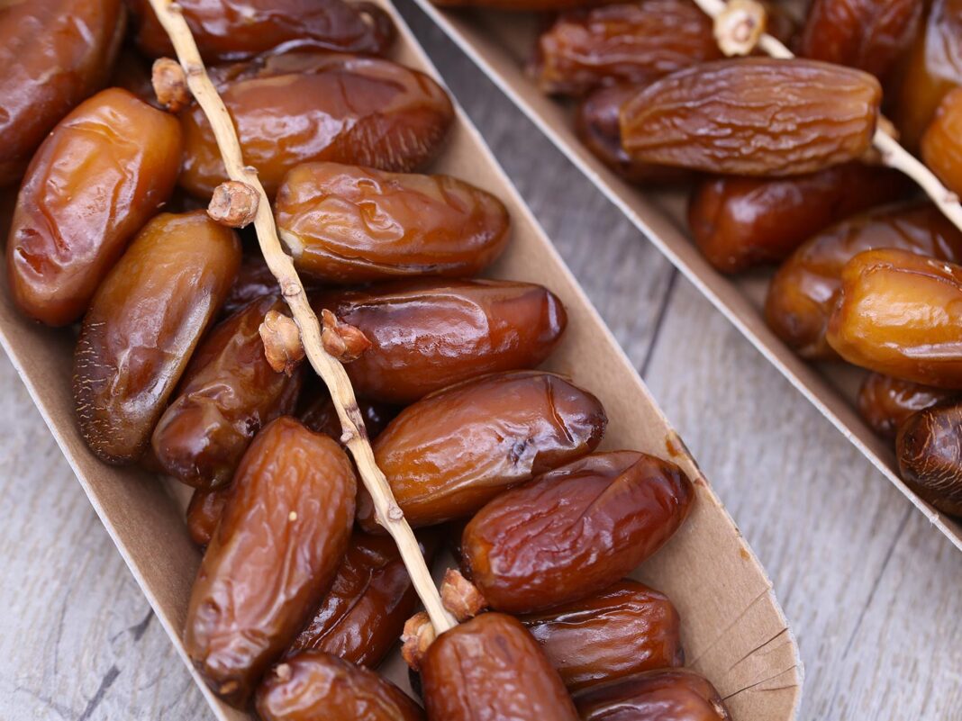Coup de Tonnerre ! Les dattes algériennes sont boycottées au Maroc Dattes algériennes bio, riches en saveur et en nutriments.