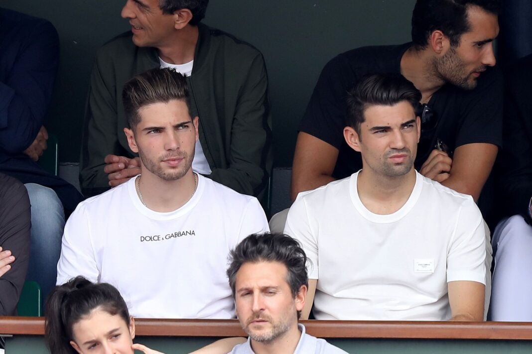 Coup de Tonnerre ! les fils de Zinedine Zidane victimes d’un énorme tacle. Fils de Zinedine Zidane assis dans les tribunes du match.